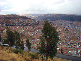 výhled na La Paz z okraje kráteru